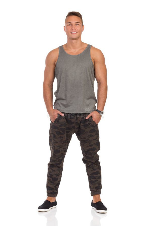 Homme de sourire dans le pantalon de Gray Tank Top And Camo photographie stock libre de droits Homme de sourire dans le pantalon de Gray Tank Top And Camo photographie stock libre de droits