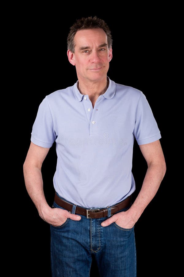Homme de sourire heureux avec des mains dans des poches décontractées image stock Homme de sourire heureux avec des mains dans des poches décontractées image stock