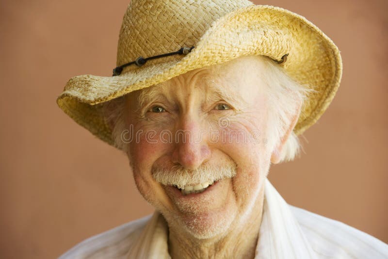 Portrait D'homme Adulte Bouclé Avec Une Barbe, Dans Un Chapeau Assis Avec  Un Vieil Accordéon Sur Un Fond En Bois Dans Le Village