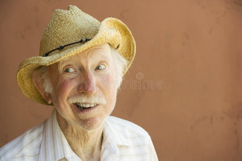 Homme de vieillard dans un chapeau de cowboy