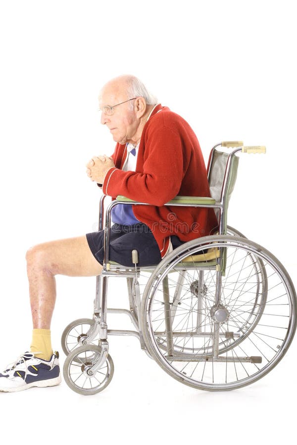 Homme de vétéran handicapé dans la verticale de fauteuil roulant