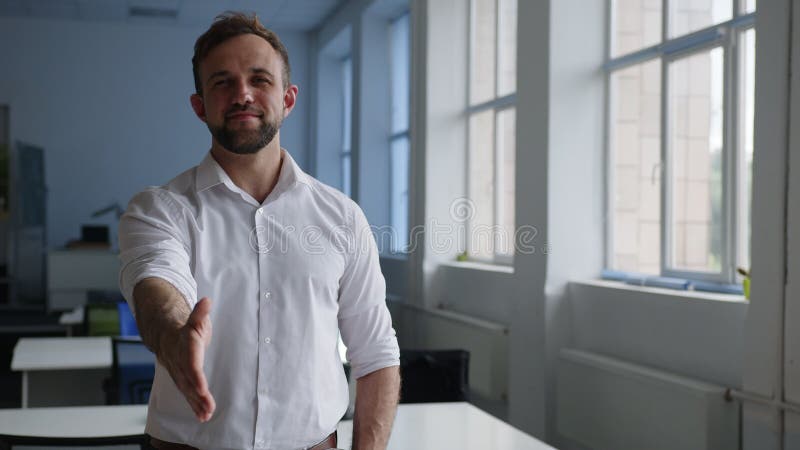 Homme debout et sourit sur la caméra clips vidéos