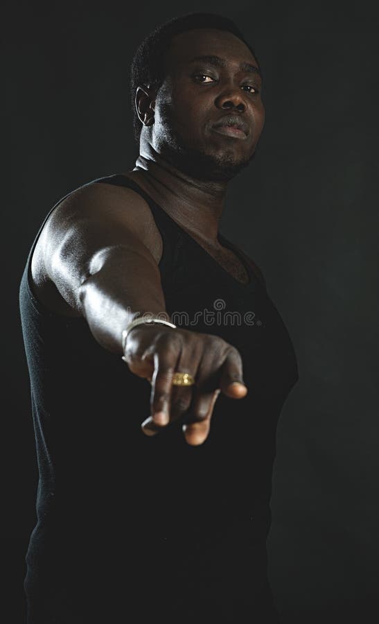 Homme dirigeant le doigt à l'appareil-photo photographie stock libre de droits Homme dirigeant le doigt à l'appareil-photo photographie stock libre de droits