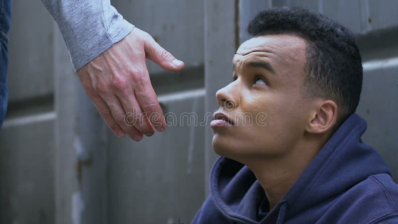 Homme donnant le coup de main au type sans abri, programme social pour la protection d'orphelins