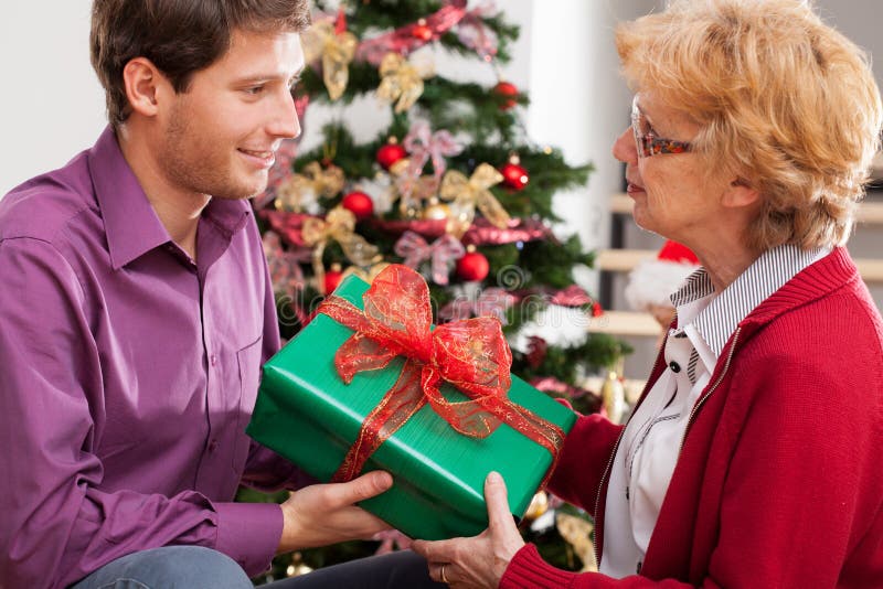 homme donnant le présent photos stock homme donnant le présent photos stock