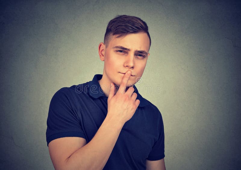 Homme douteux réfléchi au sujet de quelque chose photographie stock libre de droits Homme douteux réfléchi au sujet de quelque chose photographie stock libre de droits