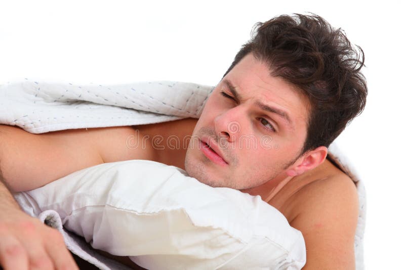 Homme déprimé se situant dans le lit images libres de droits Homme déprimé se situant dans le lit images libres de droits