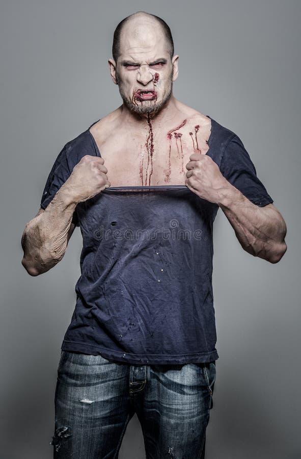 Homme effrayant et ensanglanté de zombi images libres de droits Homme effrayant et ensanglanté de zombi images libres de droits
