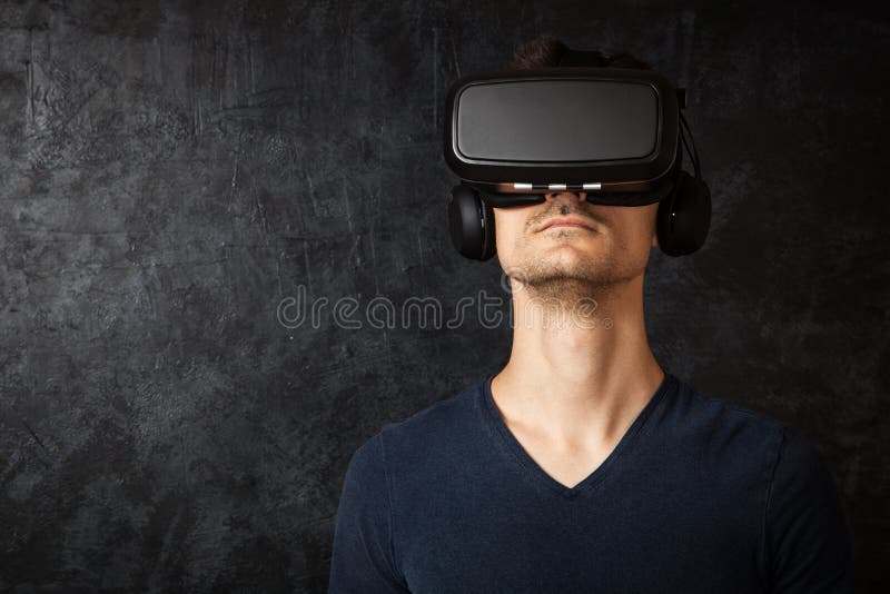 Homme employant des lunettes de VR image libre de droits Homme employant des lunettes de VR image libre de droits