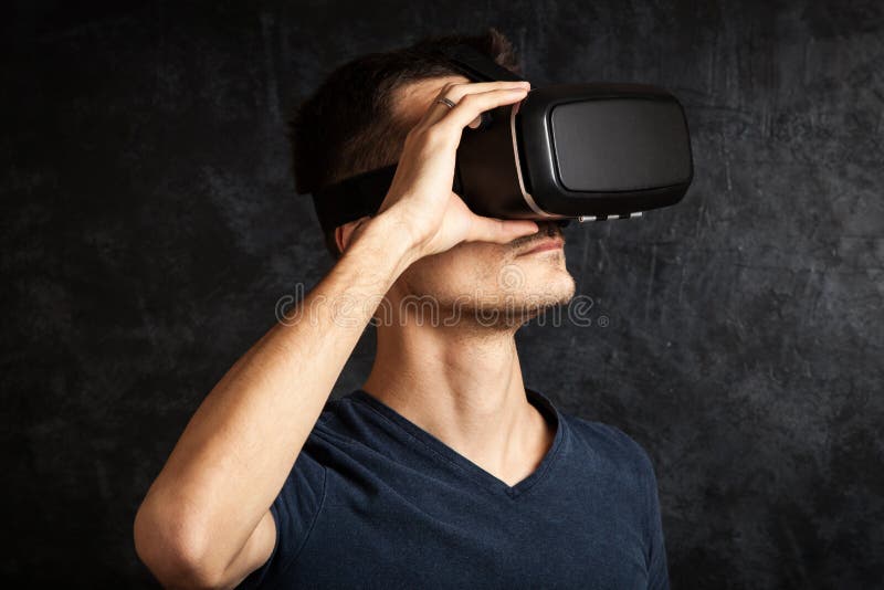 Homme employant des lunettes de VR images libres de droits Homme employant des lunettes de VR images libres de droits