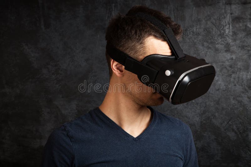 Homme employant des lunettes de VR image stock Homme employant des lunettes de VR image stock