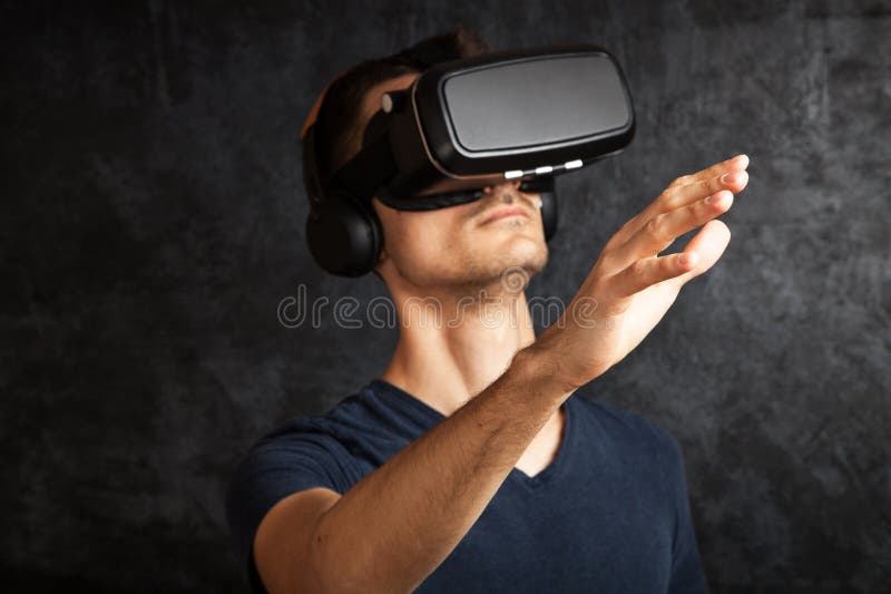 Homme employant des lunettes de VR photo stock Homme employant des lunettes de VR photo stock