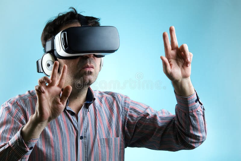 Homme employant des verres de réalité virtuelle et se dirigeant avec des mains photos libres de droits Homme employant des verres de réalité virtuelle et se dirigeant avec des mains photos libres de droits