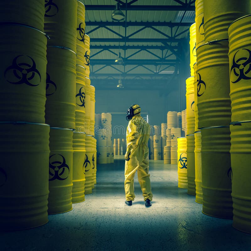Homme en combinaison jaune en entrepôt avec tambours métalliques avec déchets radioactifs
