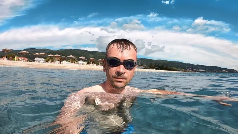 Homme En Lunettes De Natation Dans L'eau De La Mer égée Tenant Caméra  Nature Sur Le Fond. Ralenti. Grèce Banque De Vidéos - Vidéo du grec, plage:  214491440