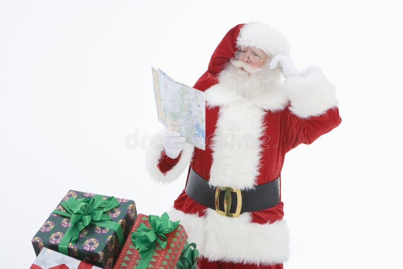 Homme en Santa Claus Outfit Reading Road Map photo libre de droits Homme en Santa Claus Outfit Reading Road Map photo libre de droits