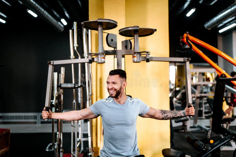 Homme En Tenue De Sport Séance D'entraînement Et Sourire à La Gym. Détails  De Musculation Fitness Et Mode De Vie Sain Photo stock - Image du  bodybuilder, bras: 208271198