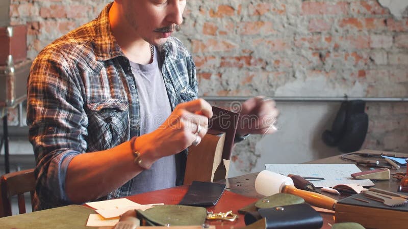 Homme en test l'article en cuir de couture de chemise