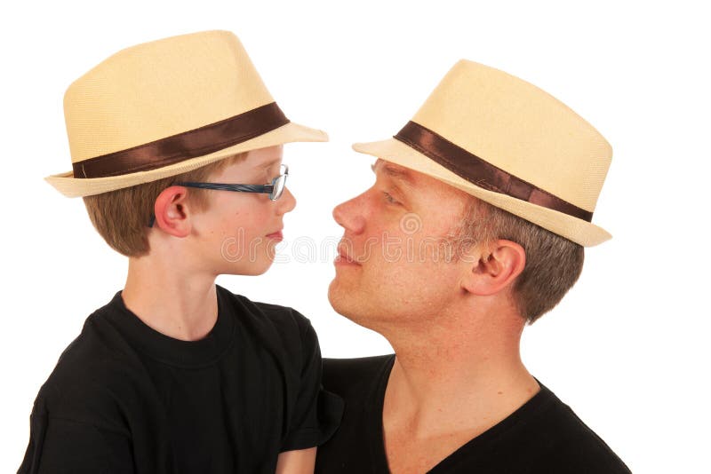 Homme et enfant avec des chapeaux de paille image libre de droits Homme et enfant avec des chapeaux de paille image libre de droits