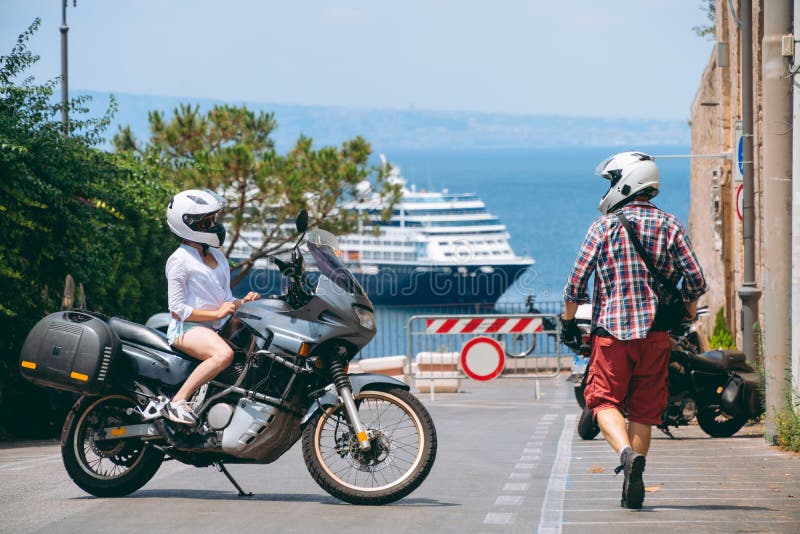 Homme Et Femme Amour Et Relations Le Tourisme Et Les Voyages Moto Pour Des Visites Dans Le Monde Rue De L Italie Ensoleillee Ocea Photo Stock Image Du Lifestyle Caucasien Homme Et Femme Amour Et Relations Le Tourisme Et Les Voyages Moto Pour Des Visites Dans Le Monde Rue De L Italie Ensoleillee Ocea Photo Stock Image Du Lifestyle Caucasien