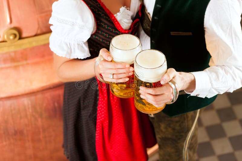 Homme et femme avec le verre de bière photos libres de droits Homme et femme avec le verre de bière photos libres de droits