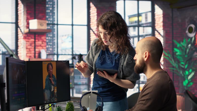 Homme et femme collaborent à la création de contenus pour l'industrie des médias banque de vidéos