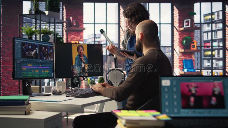 Homme et femme collaborent à la création de contenus pour l'industrie des médias clips vidéos