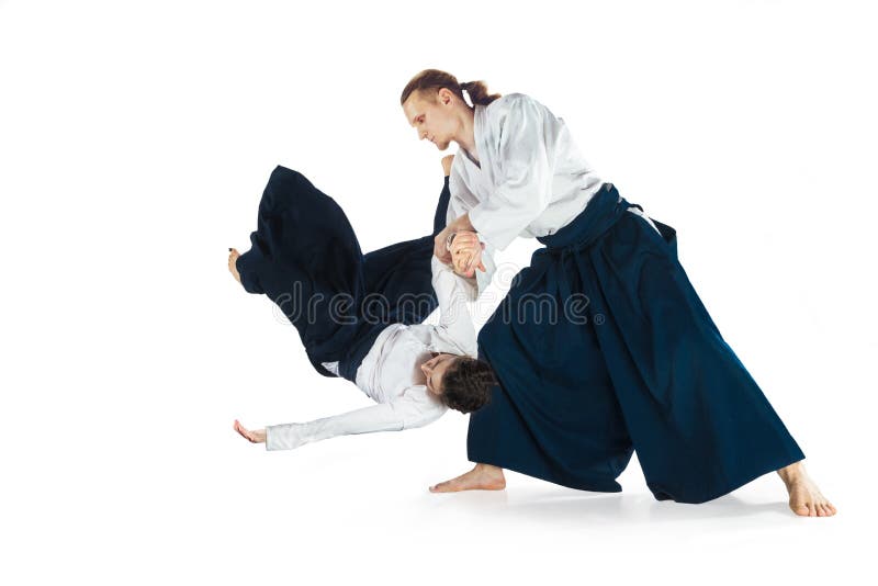 Homme et femme combattant à la formation d'Aikido à l'école d'arts martiaux images stock Homme et femme combattant à la formation d'Aikido à l'école d'arts martiaux images stock