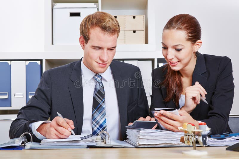 Homme et femme d'affaires dans le bureau photo libre de droits
