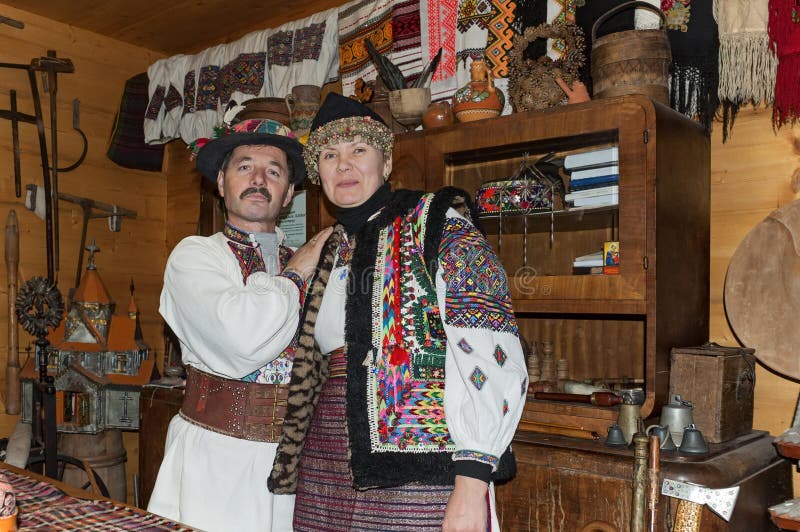 Homme et femme dans des costumes de Hutsul d'Ukrainien images stock Homme et femme dans des costumes de Hutsul d'Ukrainien images stock