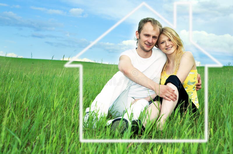Homme et femme dans le domaine vert photo stock Homme et femme dans le domaine vert photo stock