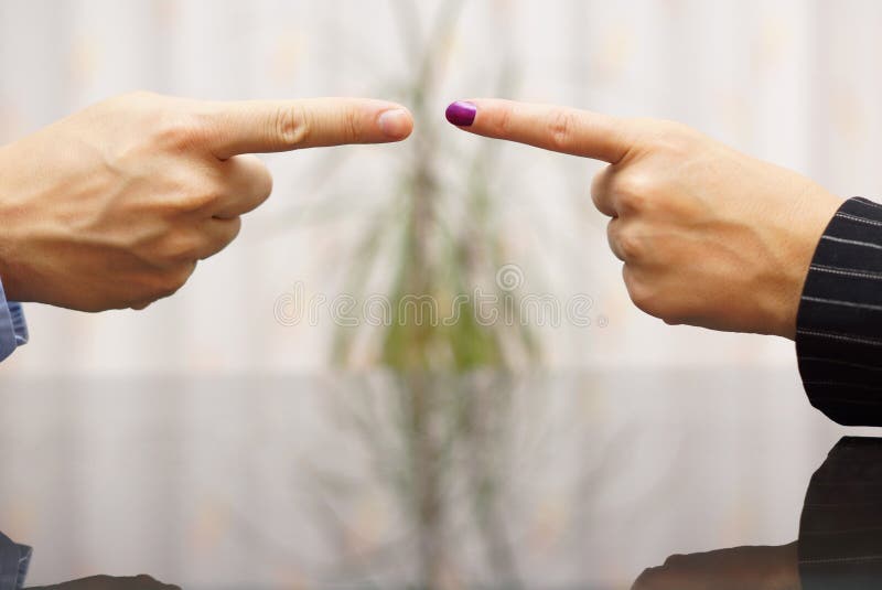 Homme et femme dirigeant des doigts à l'un l'autre Concept de conflit