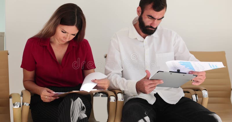 Homme et femme siègent au pouvoir et analysent des documents importants banque de vidéos