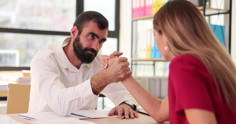 Homme et femme sont engagés dans la lutte au bras au bureau clips vidéos