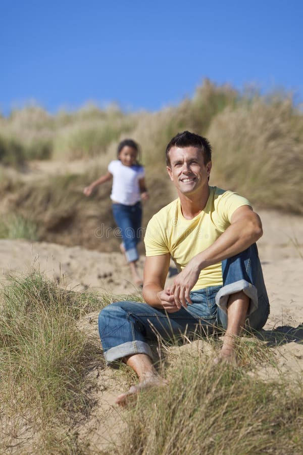 Homme et fille, père et descendant jouant à la plage image libre de droits Homme et fille, père et descendant jouant à la plage image libre de droits