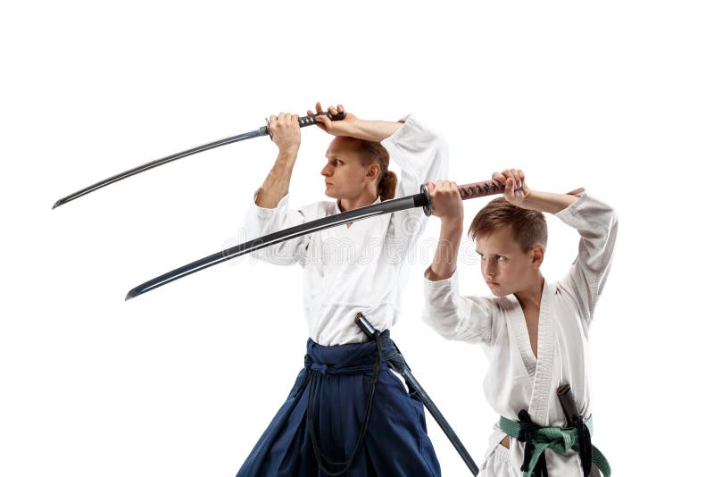 Homme et garçon de l'adolescence combattant à la formation d'aikido à l'école d'arts martiaux photos libres de droits Homme et garçon de l'adolescence combattant à la formation d'aikido à l'école d'arts martiaux photos libres de droits
