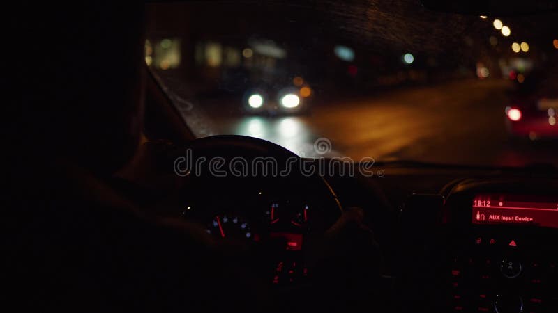 Homme et volant pendant la conduite sur la route foncée de nuit