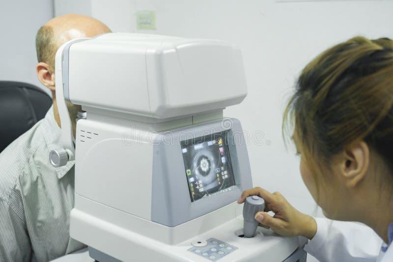 Homme examinant la vue dans la clinique optique. photographie stock libre de droits
