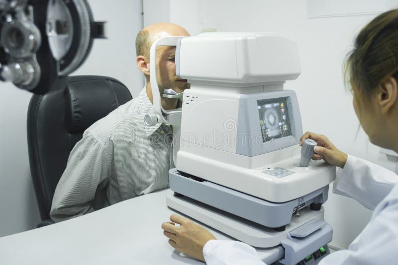 Homme examinant la vue dans la clinique optique. photos stock