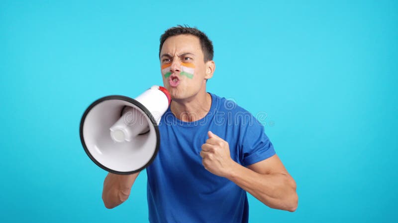 Homme excité avec un drapeau indien sur le visage avec un mégaphone banque de vidéos