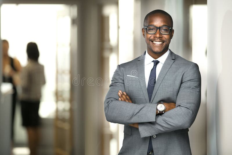 Homme exécutif d'affaires d'afro-américain gai bel au bureau d'espace de travail