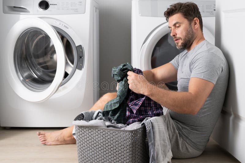 Femme ouverture manuelle de la machine à laver et l'espace pour la  préparation du liquide détergent laver les vêtements, pour l'hygiène et le  nettoyage Photo Stock - Alamy