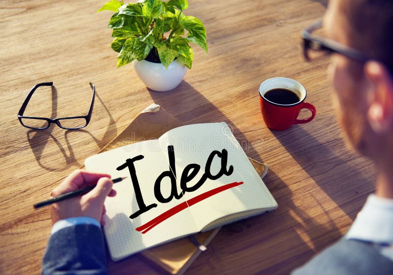 Homme faisant un brainstorm au sujet du concept d'idée image libre de droits Homme faisant un brainstorm au sujet du concept d'idée image libre de droits