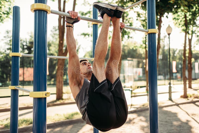 Homme faisant étirant l'exercice utilisant la barre horizontale images stock Homme faisant étirant l'exercice utilisant la barre horizontale images stock