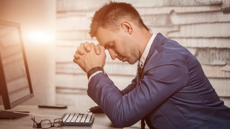 Homme fatigué d'affaires sur le lieu de travail dans le bureau tenant sa tête sur des mains Travailleur somnolent tôt le matin ap photos stock Homme fatigué d'affaires sur le lieu de travail dans le bureau tenant sa tête sur des mains Travailleur somnolent tôt le matin ap photos stock
