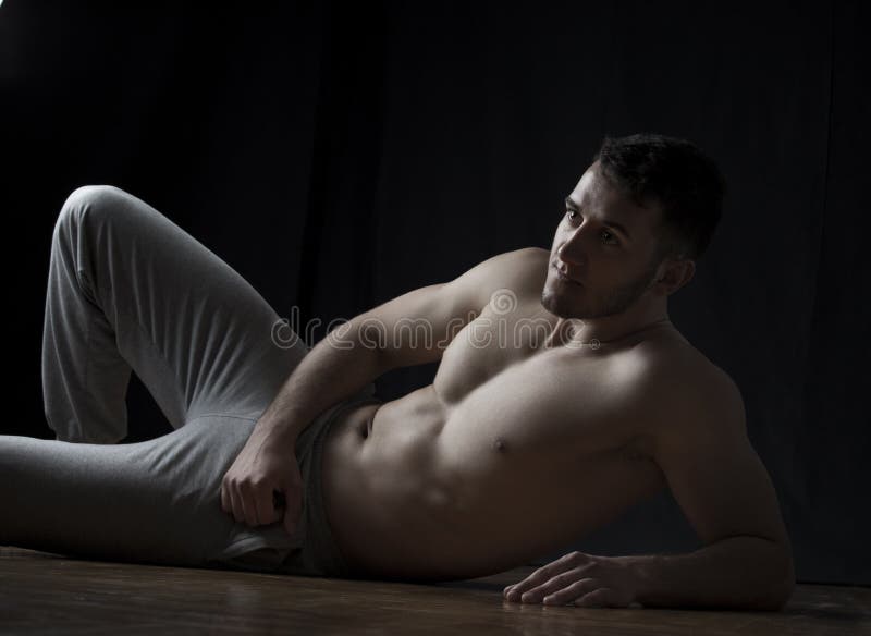 Homme fort se trouvant sur le plancher photo libre de droits Homme fort se trouvant sur le plancher photo libre de droits