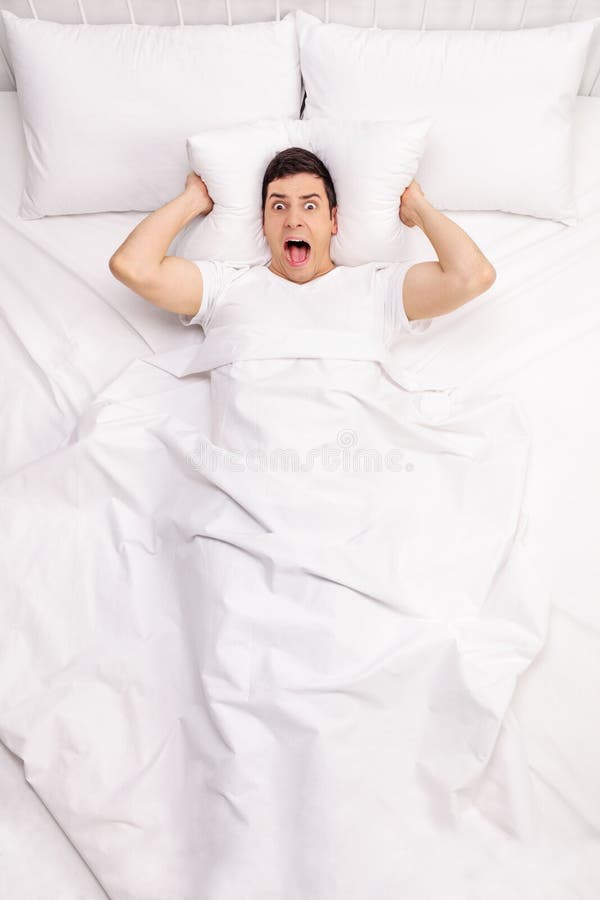 Homme frustrant souffrant de l'insomnie image stock Homme frustrant souffrant de l'insomnie image stock