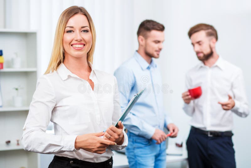 Homme futé heureux d'affaires avec des compagnons d'équipe image stock Homme futé heureux d'affaires avec des compagnons d'équipe image stock
