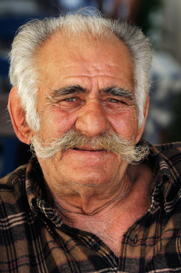Homme grec aîné avec une grande moustache images stock Homme grec aîné avec une grande moustache images stock