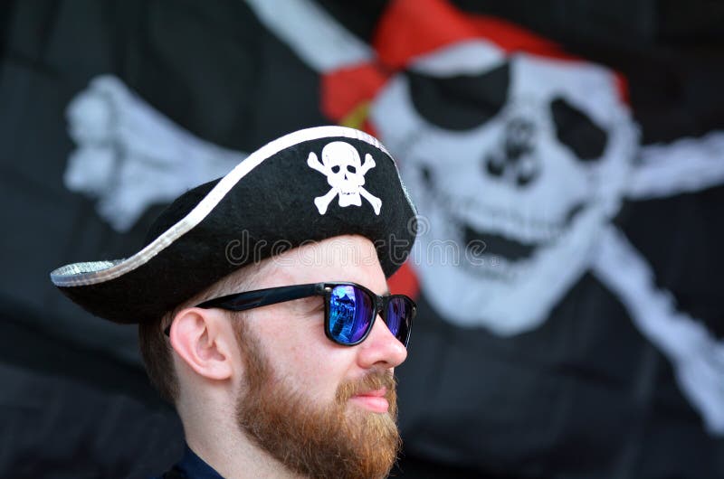 Homme habillé vers le haut de en tant que pirate photographie stock Homme habillé vers le haut de en tant que pirate photographie stock
